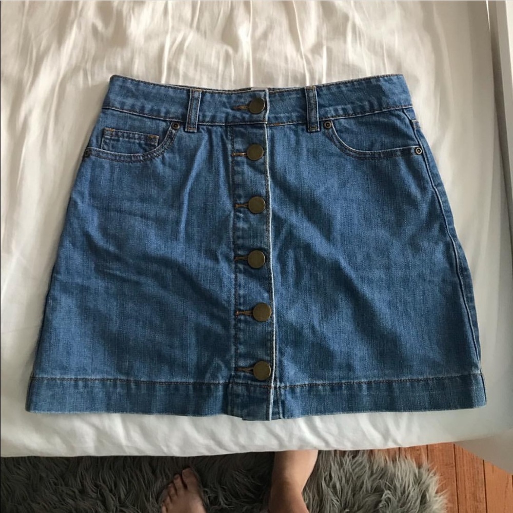 button denim skirt